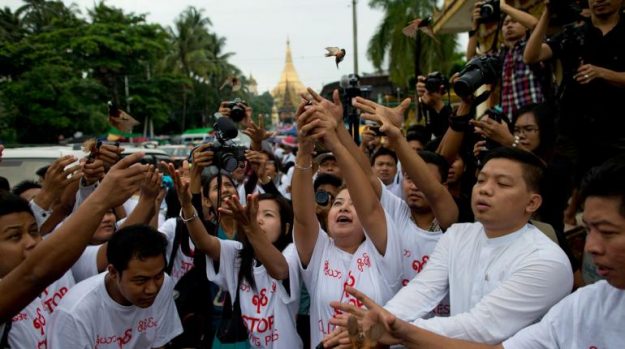 สื่อโลกรวมตัวถล่มพม่า ลงโทษ5นักข่าว ทำงานหนัก10ปี