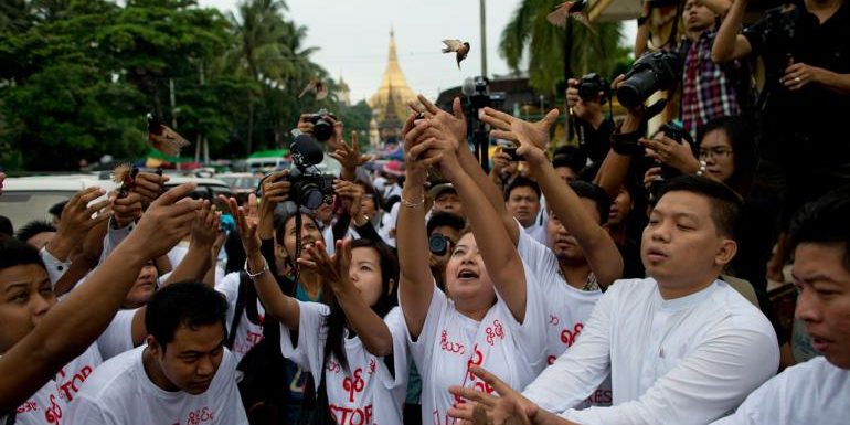 สื่อโลกรวมตัวถล่มพม่า ลงโทษ5นักข่าว ทำงานหนัก10ปี