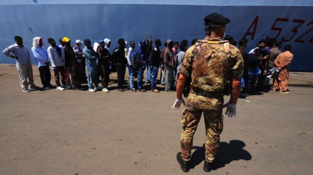 สลด! ผู้อพยพแอฟริกาขาดอากาศดับคาเรือลี้ภัย 19 ศพสลด! ผู้อพยพแอฟริกาขาดอากาศดับคาเรือลี้ภัย 19 ศพ