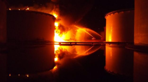 ยังดับไม่ได้! ไฟไหม้คลังน้ำมันใหญ่ลิเบีย ลามแท็งก์ 2 แล้ว