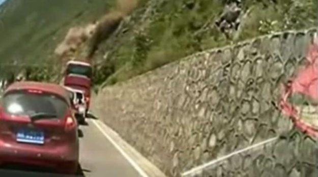 คลิประทึก! ก้อนหินถล่มลงมาจากภูเขา บนทางหลวงจีน ตาย 11