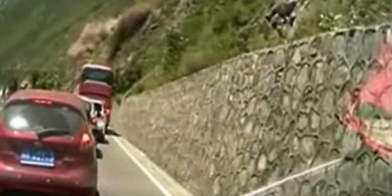 คลิประทึก! ก้อนหินถล่มลงมาจากภูเขา บนทางหลวงจีน ตาย 11