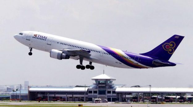 ฝรั่งซดเหล้าซ่า ขวดฟาดคู่กรณี วุ่นบนการบินไทย!