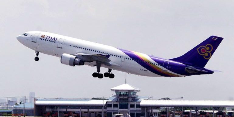 ฝรั่งซดเหล้าซ่า ขวดฟาดคู่กรณี วุ่นบนการบินไทย!