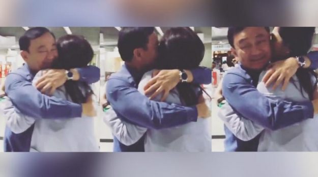 'ทักษิณ' หอม 'ปู' ฟอดใหญ่ หลังไม่ได้พบกว่า 3 ปี (ชมคลิป)