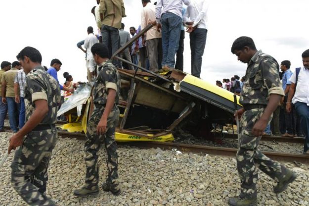 รถไฟอินเดียชนรถโรงเรียน เด็กตาย 18 ราย