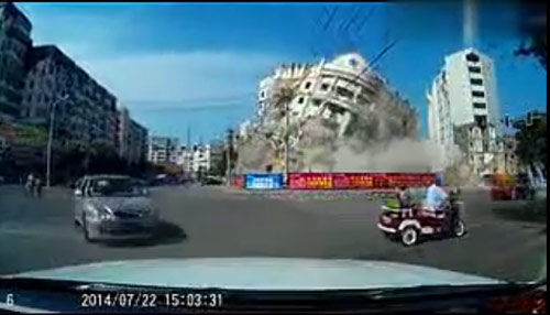 จีนระเบิดตึกกลางเมืองใหญ่ คนเดินผ่านงง ไร้การแจ้งเตือน