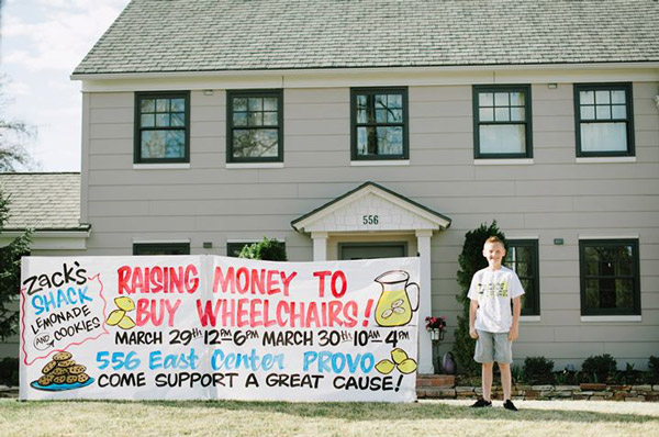 หนุ่มน้อยมะกันขายน้ำ นำเงินซื้อวีลแชร์ให้ผู้พิการทั่วโลก