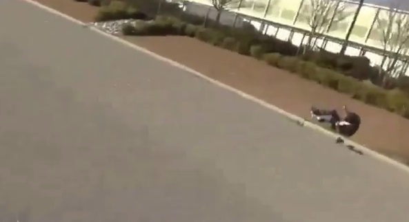 คลิปอุบัติเหตุรถบังคับวิทยุพุ่งชนคนกระเด็น!