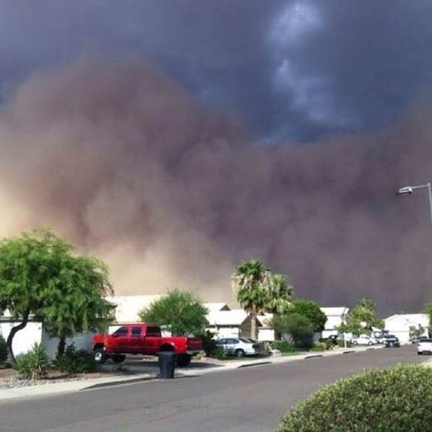 ชมคลิปพายุฝุ่นถล่มแอริโซนา ไฟดับ รถ-เครื่องบิน งดเดินทาง