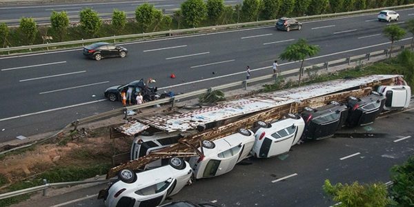 รถบรรทุกจีนเทกระจาดรถหรูนำเข้า 11 คัน เสียหาย 50 ล้าน รถบรรทุกจีนเทกระจาดรถหรูนำเข้า 11 คัน เสียหาย 50 ล้าน