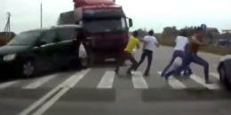 คลิประทึก! รถบรรทุกพุ่งชนคนข้ามถนน ที่รัสเซีย