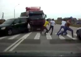 คลิประทึก! รถบรรทุกพุ่งชนคนข้ามถนน ที่รัสเซีย