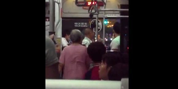 คลิปฮ็อตไต้หวัน หนุ่มฉุนลงรถเมล์ไม่ทัน คนขับบอกไม่ยอมกดกริ่ง