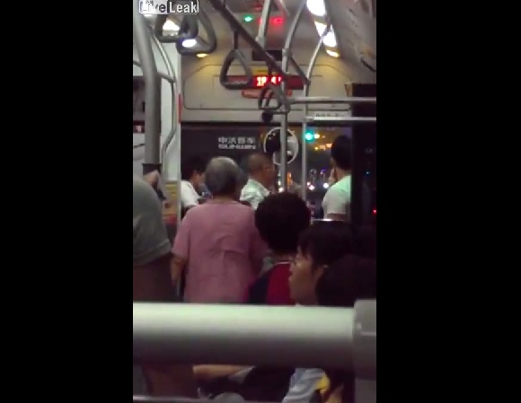 คลิปฮ็อตไต้หวัน หนุ่มฉุนลงรถเมล์ไม่ทัน คนขับบอกไม่ยอมกดกริ่ง