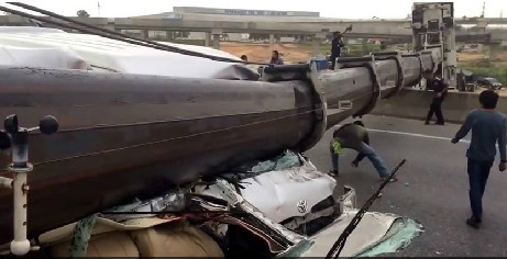 รถเครนล้มทับรถตู้ที่ศรีราชา