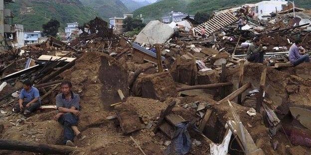 จีนระดมช่วยผู้รอดชีวิตแผ่นดินไหวท่ามกลางฝนและภัยดินถล่ม