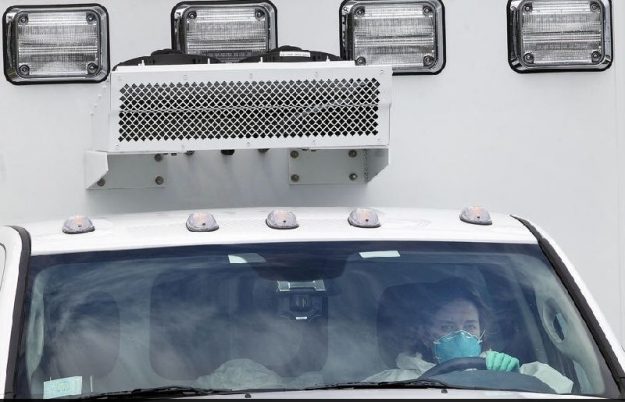 หมออเมริกันติดเชื้ออีโบลาถูกส่งตัวถึงสหรัฐแล้ว คุ้มกันแน่นหนานำไปรักษา