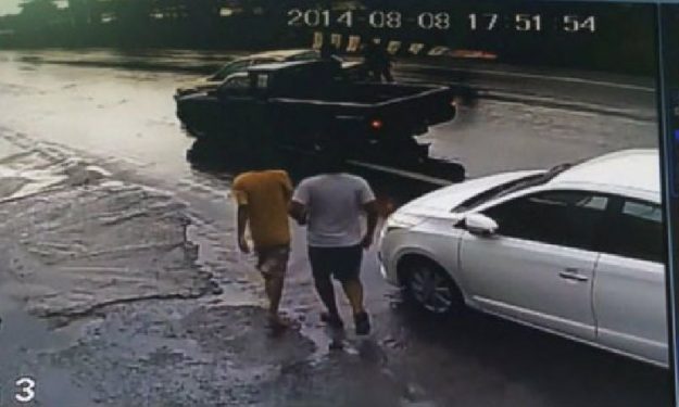 คลิปกลุ่มชายฉกรรจ์ฮือ "อุ้ม" หนุ่มใหญ่กลางถนน