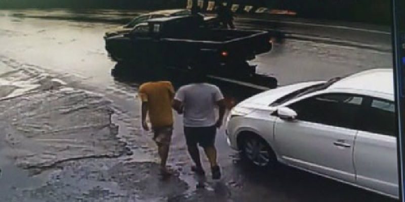 คลิปกลุ่มชายฉกรรจ์ฮือ "อุ้ม" หนุ่มใหญ่กลางถนน