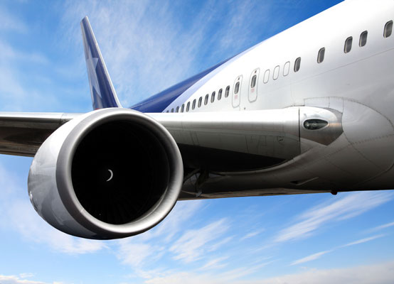 หวาดเสียว ผู้โดยสารทุบกระจกเครื่องบินร้าวกลางอากาศ