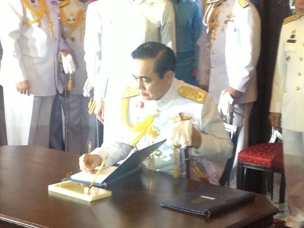 พล.อ.ประยุทธ์ นำ ผบ.เหล่าทัพ เข้าลงนามถวายพระพร สมเด็จพระราชินี