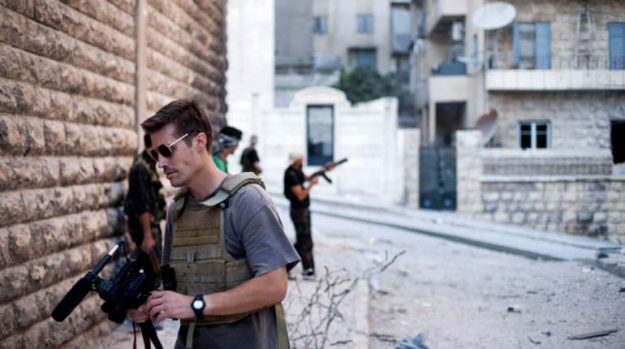 เจมส์ โฟลีย์ ขณะทำข่าวที่เมืองอเล็ปโป ในซีเรีย