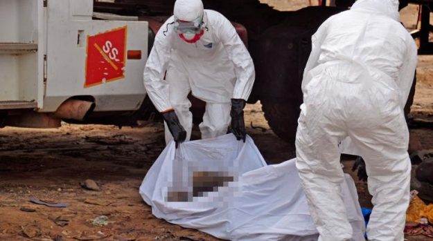 เจ้าหน้าที่ไลบีเรียช่วยกันเก็บศพ นอนตายอนาถ กลางถนน