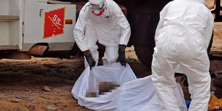 เจ้าหน้าที่ไลบีเรียช่วยกันเก็บศพ นอนตายอนาถ กลางถนน