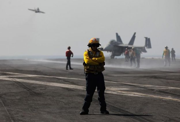 เครื่องรบ เอฟ/เอ 18 ออกปฏิบัติการจากเรือบรรทุกเครื่องบินสหรัฐฯในอ่าวเปอร์เซีย