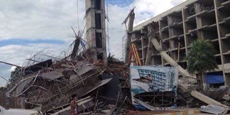 คลิปอาคารย่านคลองหก พังถล่ม