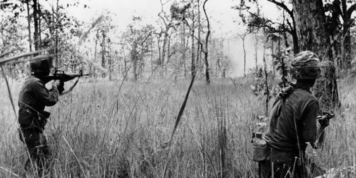 ทหารม้าสหรัฐขณะยิงกราดไปยังตำแหน่งที่ซ่อนตัวของฝ่ายเวียดนาม