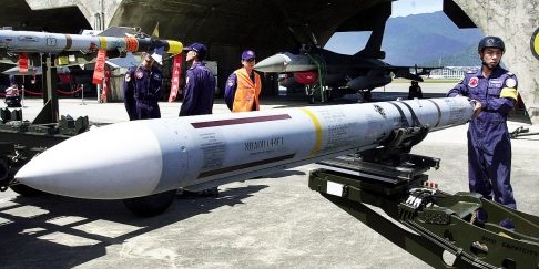 เจ้าหน้าที่ไต้หวันเตรียมติดตั้งขีปนาวุธยิงจากอากาศโจมตีเป้าหมายในอากาศให้แก่เครื่องบินขับไล่ F-16