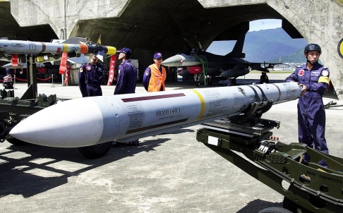 เจ้าหน้าที่ไต้หวันเตรียมติดตั้งขีปนาวุธยิงจากอากาศโจมตีเป้าหมายในอากาศให้แก่เครื่องบินขับไล่ F-16