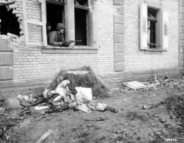 ทหารอเมริกันวางกำลังในอาคาร