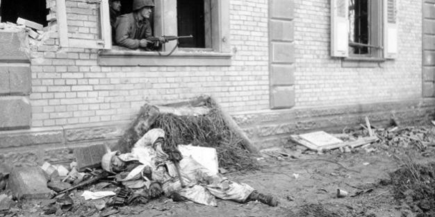 ทหารอเมริกันวางกำลังในอาคาร