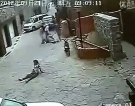 คนจีนยกพวกใช้ไม้เป็นอาวุธตีกันเละ!!