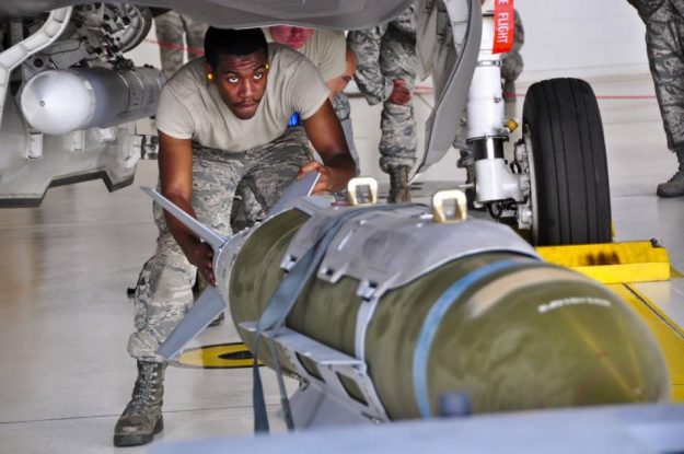 ซ้อมโหลดอาวุธให้กับเครื่องบิน F-35