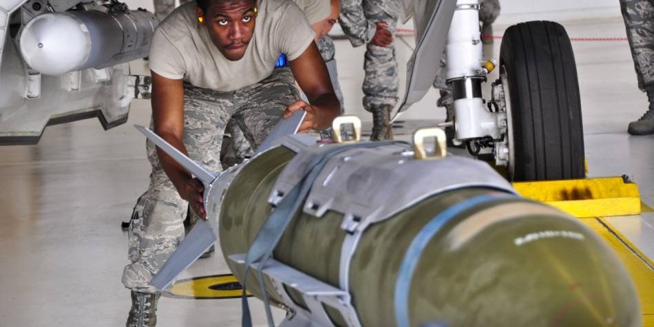 ซ้อมโหลดอาวุธให้กับเครื่องบิน F-35