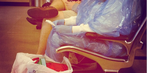 ผู้โดยสารสหรัฐฯ ผวาอีโบลา สวมชุดจัดเต็มนั่งในสนามบิน