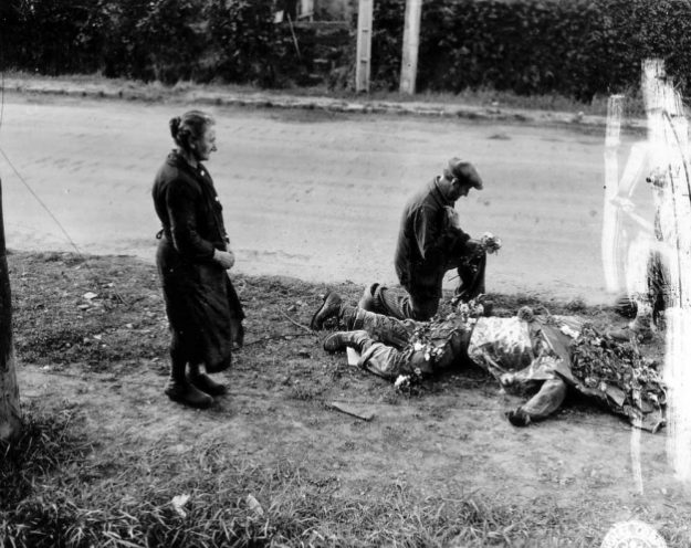 ชาวบ้านฝรั่งเศส เคารพศพทหารอเมริกัน