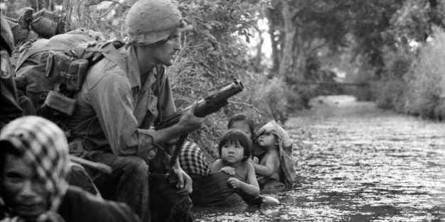 พลร่มอเมริกันป้องกันพลเรือนเวียดนามใต้