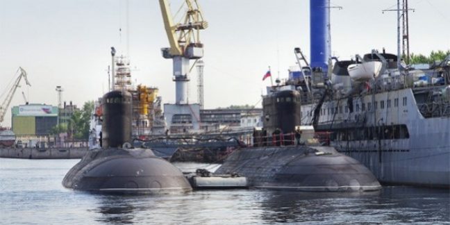 เรือนครหายฝ่อง HQ-184 (ซ้าย) ที่อู่ต่อเรือแอดมิรัลตี้ นครเซนต์ปีเตอร์สเบิร์ก ในรัสเซีย.--Photo/Admiralty Shipyards/Thanhnien News.