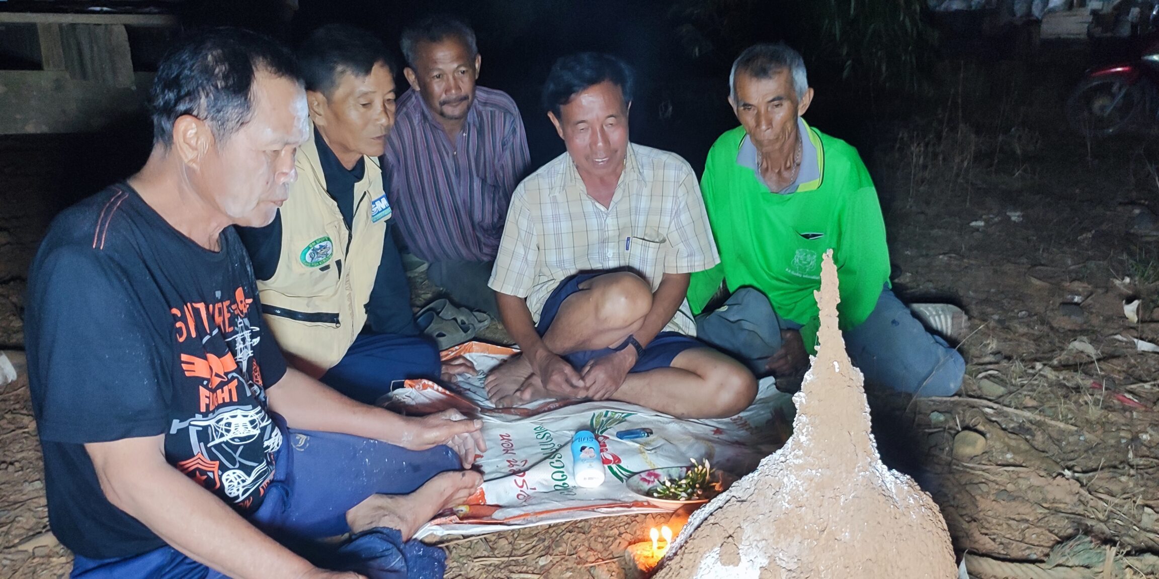 ชาวบ้าน-แห่ขอหวยจอมปลวกสุดแปลก-คล้ายเศียร-2